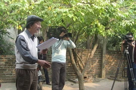 Đạo diễn Nguyễn Hữu Phần chỉ đạo sản xuất gameshow "Hà Nội 36 phố phường". (Ảnh: vctv.vn)