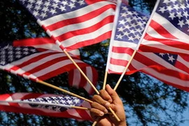 Những lá cờ Mỹ được giương cao trong cuộc biểu tình về việc cải cách chế độ nhập cư ở Phoenix, Arizona năm 2010. (Nguồn: Flickr)