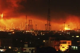 Lửa bốc cao sau vụ nổ. (Nguồn: Reuters)