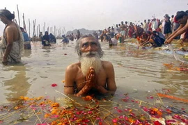 Người hành hương tắm tập thể trên sông Hằng. (Nguồn: confluence.furman.edu)