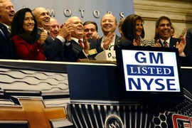 Các nhà lãnh đạo GM vui mừng sau khi các cổ phiếu của GM niêm yết trở lại tại thị trường chứng khoán New York ngày 18/11. (Nguồn: AFP/TTXVN)