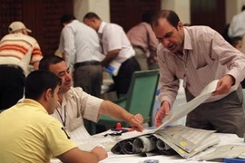 Các nhân viên đang đếm lại số phiếu bầu cử ở Baghdad ngày 3/5. (Nguồn: Reuters)