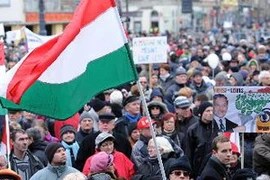 Người dân Hungary tập trung biểu tình tại quảng trường Calvin ở Budapest. (Nguồn: AFP/TTXVN)