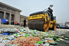 Tiêu hủy thuốc giả tại Thiên Tân. (Nguồn: Xinhua)