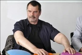 Người đàn ông với hai cánh tay người chết