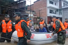 Cảnh sát vũ trang chuyển những người bị mắc kẹt do lũ lụt ở tỉnh Giang Tây hồi tháng Năm năm nay. (Nguồn: THX/TTXVN)