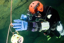 Một thợ lặn Australia ở dưới hang động Pearse Resurgence. (Nguồn: stuff.co.nz)