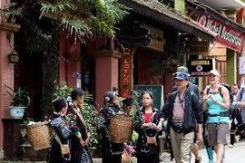 Khách du lịch nước ngoài tham quan Sa Pa. (Ảnh: Thanh Hà/TTXVN)