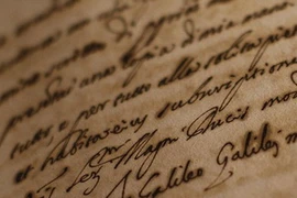 Chữ ký của Galilei trên tài tiệu được trưng bày tại cuộc triển lãm. (Nguồn: Reuters)