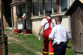 Khu vực bên ngoài ngôi nhà người bị nạn. (Nguồn: Xinhua)