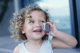 Cho trẻ sử dụng di động sớm có thể làm tăng nguy cơ mắc u não lên gấp 5 lần. (Ảnh: dailymail.co.uk)