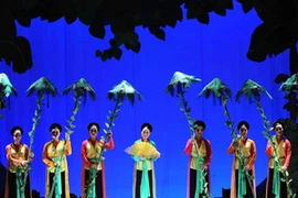 Một cảnh trong vở diễn "Thương nhớ trầu cau" do các nghệ sỹ Nhà hát chèo quân đội biểu diễn. (Ảnh: Minh Đức/TTXVN)