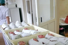 Những em bé sơ sinh tại một bệnh viện phụ sản. (Nguồn: Ria Novosti)