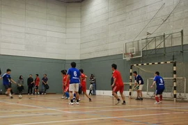 Một trận bóng tại giải. (Ảnh: Đăng Khoa/Vietnam+)