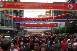 Người dân Thái Lan đón Tết Nguyên đán 2013 tại khu Daovarat. (Ảnh: Hà Linh/Vietnam+) 