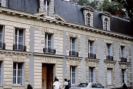 Mặt tiền lâu đài Hardricourt. (Nguồn: AFP)