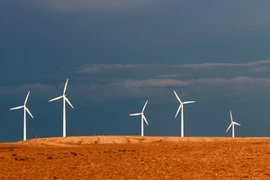 Máy phát điện bằng sức gió tại một cánh đồng năng lượng gió. Ảnh minh họa. (Nguồn: THX/TTXVN)