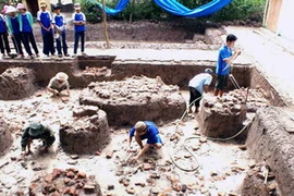 Khai quật tìm hiện vật tại tháp cổ Vĩnh Hưng. (Nguồn: baobaclieu)