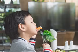 Dielac Grow Plus giúp bé ngon miệng, hấp thu khỏe hơn, tăng cân tốt hơn Đạm Whey giàu Alpha-Lactal-bumin.