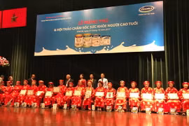 Lễ mừng thọ cho 28 cụ ông và cụ bà được tổ chức trang trọng và ý nghĩa. (Nguồn: Vietnam+)