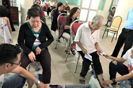 Người tham dự được đo loãng xương tại hội thảo.