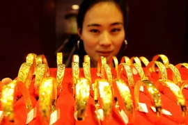 Trang sức bằng vàng được bày bán tại một cửa hàng ở tỉnh Sơn Đông, Trung Quốc. (Nguồn: AFP/TTXVN)