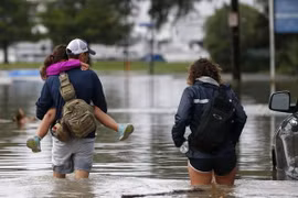 Cảnh ngập lụt do bão Cindy gây ra tại New Orleans. (Nguồn: AP)