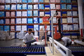 Công nhân làm việc tại trung tâm logistic ở Tô Châu, tỉnh Giang Tô, Trung Quốc. (Nguồn: Reuters) 