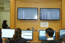 Kiểm tra, giám sát đấu thầu trái phiếu điện tử. (Ảnh: Tuấn Anh/TTXVN)