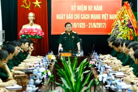 Đại tướng Ngô Xuân Lịch thăm và chúc mừng Báo Quân đội nhân dân. (Ảnh: An Đăng/TTXVN)