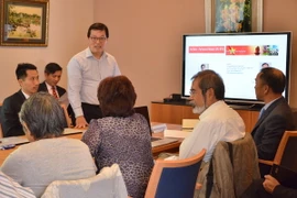 Đại sứ Dương Chí Dũng phát biểu tại tọa đàm. (Ảnh: Hoàng Hoa/TTXVN)