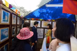 Chủ tịch Đảng Công minh Yamaguchi Natsuo thăm gian triển lãm ảnh. (Ảnh: Gia Quân/Vietnam+)