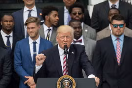 Tổng thống Mỹ Donald Trump (giữa) trong bài phát biểu tại thủ đô Washington. (Nguồn: AFP/TTXVN)