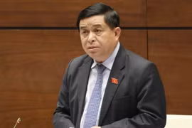 Bộ trưởng Bộ Kế hoạch và Đầu tư Nguyễn Chí Dũng trả lời chất vấn của Đại biểu Quốc hội. (Ảnh: Phương Hoa/TTXVN)