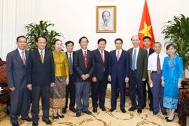 Phó Thủ tướng Vũ Đức Đam tiếp Bộ trưởng Bộ Y tế công cộng Lào Bounkong Sihavong sang thăm và làm việc tại Việt Nam. (Ảnh: Doãn Tấn/TTXVN)