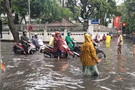 Tuyến phố Phan Bội Châu bị ngập do mưa lớn. (Ảnh: Doãn Tấn/TTXVN)