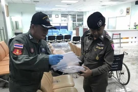 Nhân viên điều tra làm nhiệm vụ tại hiện trường vụ đánh bom ở bệnh viện quân y Phramongkutklao. (Nguồn: THX/TTXVN)