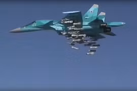 Máy bay Sukhoi Su-34 của Nga tiến hành một vụ không kích nhằm vào các mục tiêu IS tại Deir ez-Zor, Syria. (Nguồn: EPA/TTXVN)