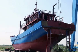 Đóng mới tàu cá vỏ thép. (Ảnh: Vũ Sinh/TTXVN)
