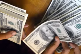 Kiểm đồng USD tại một quầy đổi tiền. (Nguồn: AFP/TTXVN)
