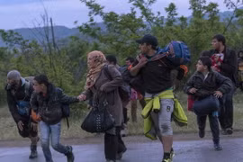 Người tị nạn Syria tìm cách vượt biên trái phép qua khu vực biên giới Hy Lạp-Macedonia. (Nguồn: AFP/TTXVN)