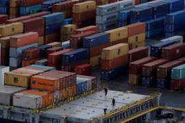 Bốc dỡ hàng hóa tại cảng container Peel ở Liverpool. (Nguồn: Reuters)