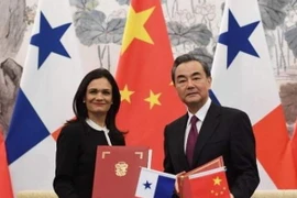 Phó Tổng thống kiêm Ngoại trưởng Panama Isabel de Saint Malo (trái) và Ngoại trưởng Trung Quốc Vương Nghị tại lễ ký bản thông cáo chung về thiết lập quan hệ ngoại giao. (Nguồn: AFP)