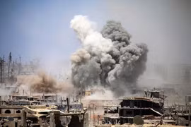 Khói bốc lên sau một cuộc không kích tại khu vực do phiến quân kiểm soát tại thành phố Daraa, Syria. (Nguồn: AFP/TTXVN)