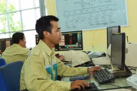 Công nhân Truyền tải Điện Quảng Trị tiếp nhận sản lượng điện truyền tải từ miền Bắc vào miền Trung thông qua hệ thống đường dây 500kV. (Ảnh: Ngọc Hà/TTXVN)