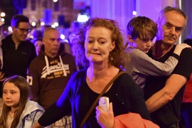 Người dân hoảng loạn rời khỏi hiện trường vụ xe tải đâm vào người đi bộ trên Cầu London. (Nguồn: AP/TTXVN)