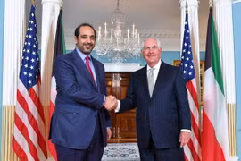 Ngoại trưởng Mỹ Rex Tillerson (phải) gặp Bộ trưởng các vấn đề nội các Kuwait Sheikh Mohammad Abdullah Al-Sabah. (Nguồn: EPA/TTXVN)