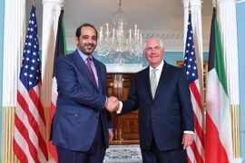 Ngoại trưởng Mỹ Rex Tillerson (phải) gặp Bộ trưởng các vấn đề nội các Kuwait Sheikh Mohammad Abdullah Al-Sabah. (Nguồn: EPA/TTXVN)