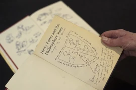 Bản in đầu tiên của cuốn Harry Potter và hòn đá phù thủy. (Nguồn: AFP/TTXVN)