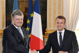 Tổng thống Pháp Emmanuel Macron (phải) và Tổng thống Ukraine Petro Poroshenko (trái) tại một cuộc họp báo. (Nguồn: EPA/TTXVN)